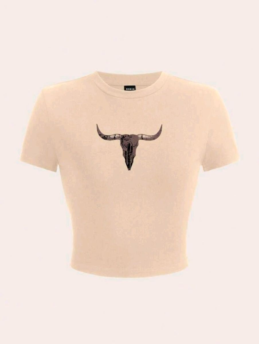Camiseta corta combina un tono neutro ultra combinable con un potente estampado gráfico de cráneo de toro.