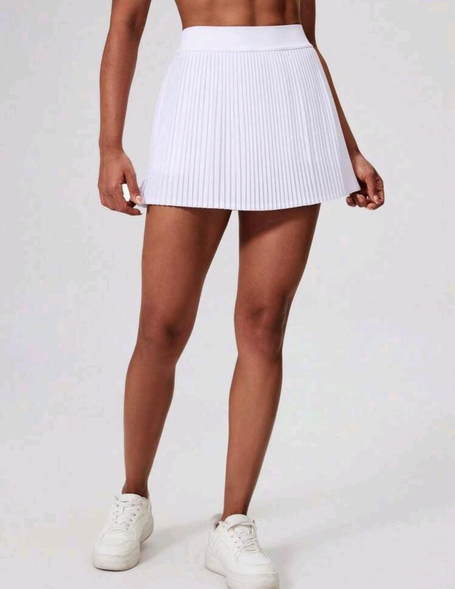 Falda deportiva en color blanco con paletones de estilo tenis