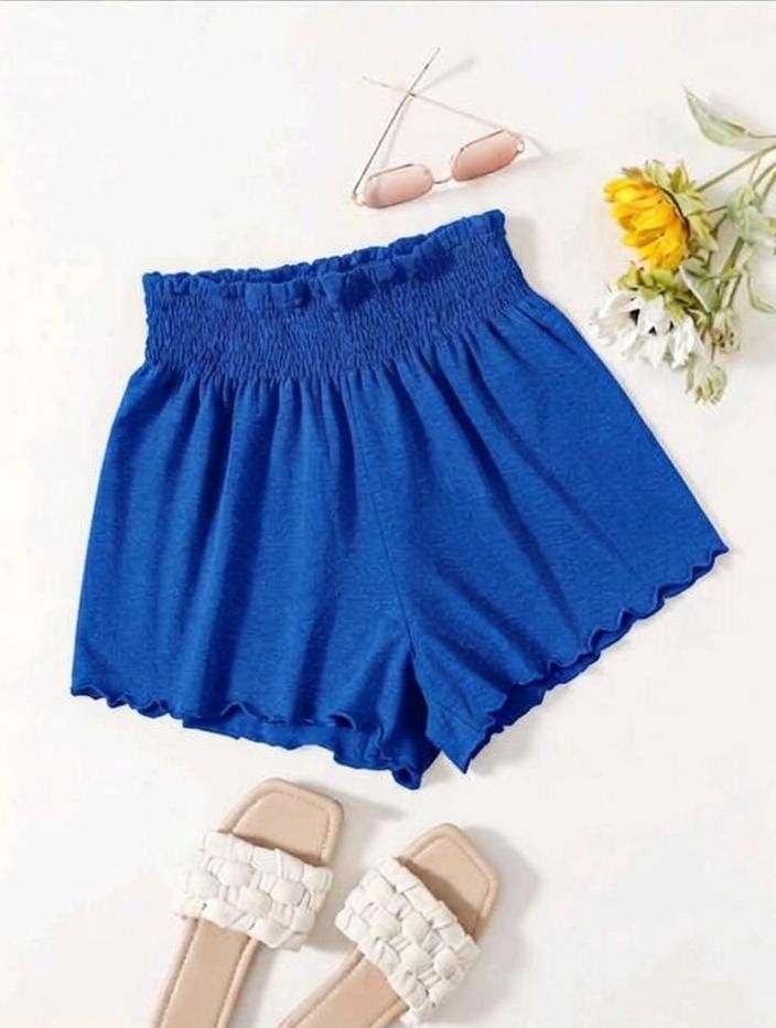 Short casual en color azul rey con cintura alta d elástico fruncido tipo nido de abeja y ruedo con acabado ondulado