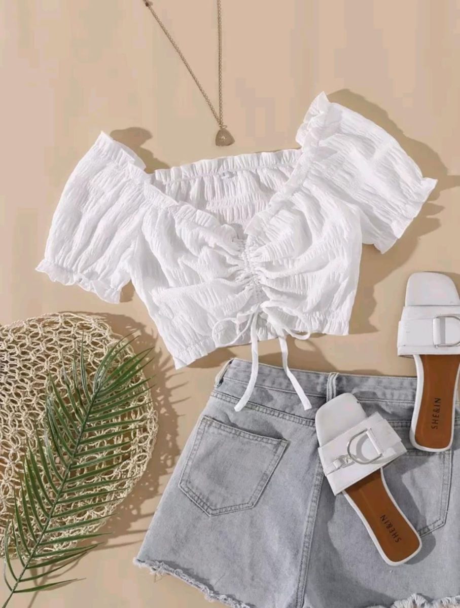 Crop top blanco con diseño de escote corazón con frincido frontal ajustable, mangas cortas abullonadas y una textura de tela arrugada