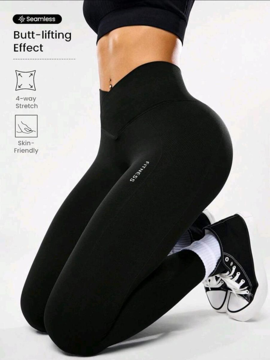 Leggings deportivo negro, diseño sin costuras (seamless), con realce (butt-lift) y una cintura extra alta de compresión