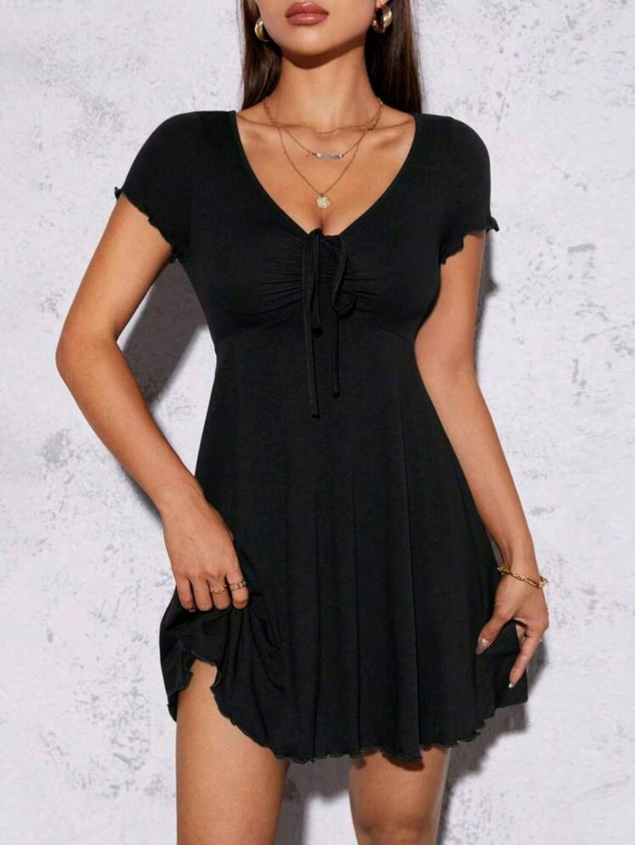 Vestido corto casual negro con lazo frontal y dobladillo de lechuga