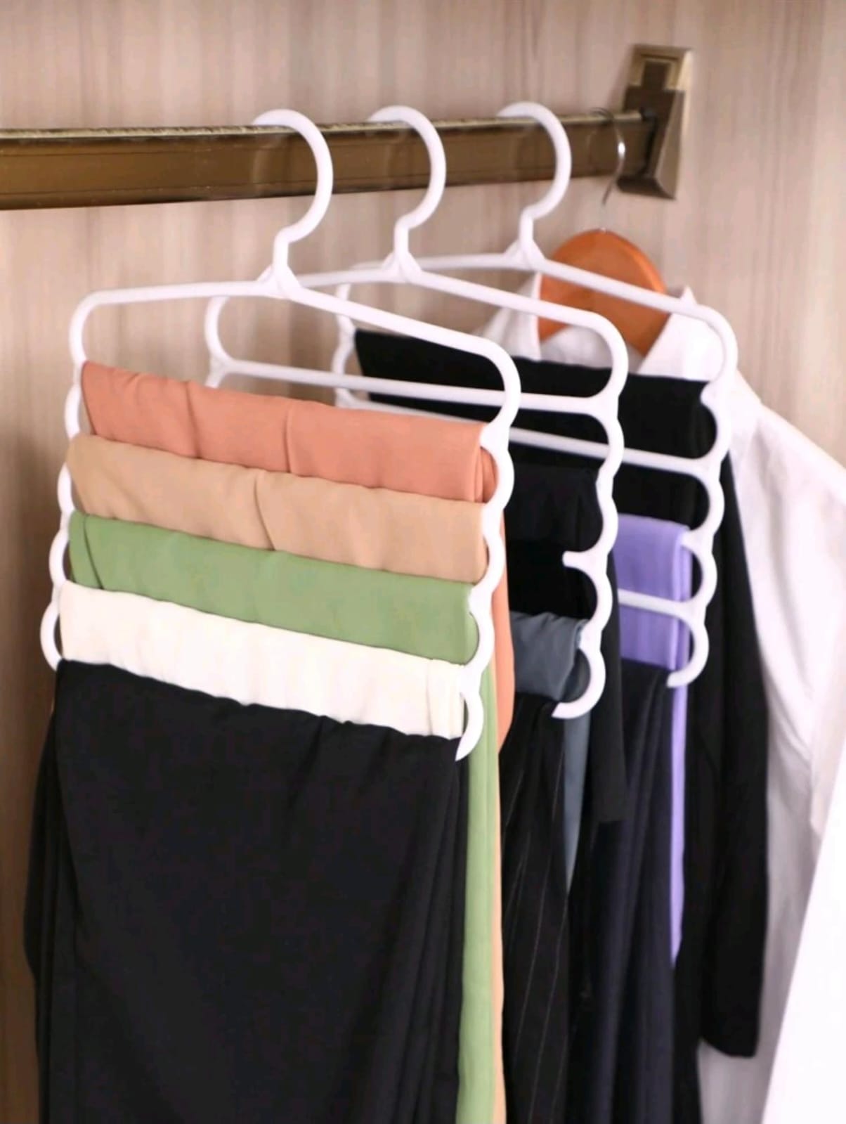 Percha organizadora multifuncional de 5 capas para pantalones y accesorios.
